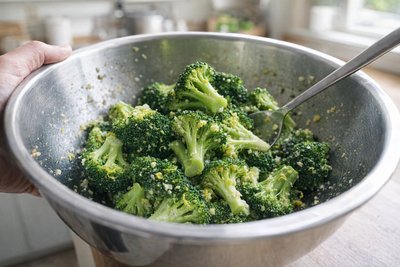 How to Roast Broccoli in the Oven: A Crispy, Flavo...